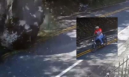 No era su día: video muestra cómo motociclista se salvó de ser aplastado por una roca en carretera