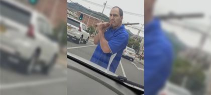 Imagen de Fue localizado el sujeto que agredió a un carro en el que se movilizaba una familia con dos bebés en Medellín