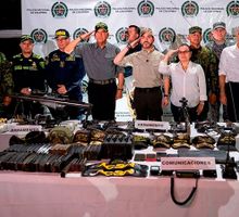 Con arma una pistola en la cintura, presidente De La Espriella lideró operativo contra paro armado en Santa Marta