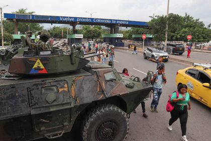 Imagen de  La frontera de Colombia y Venezuela sigue a su ritmo, pendiente de las noticias de Caracas