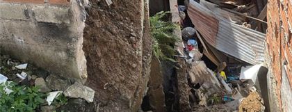 Imagen de  Una familia llamó a emergencias en Medellín por aparición de grietas en su casa y los evacuaron, hoy la vivienda colapsó
