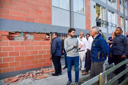 Imagen de Gobernador de Antioquia evaluó daños por el sismo en El Retiro y fija ruta para la reconstrucción de viviendas e infraestructura