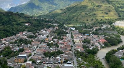 Imagen de  Con drones buscan a menor de 9 años que se cayó a un río cuando lo cruzaba en una garrucha en Dabeiba