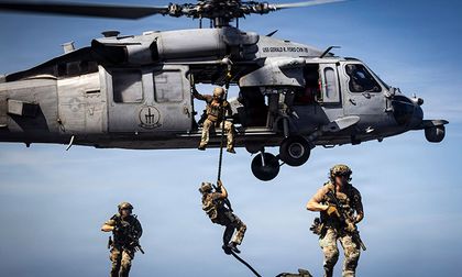 EE. UU. ataca en tierra venezolana por primera vez y crecen versiones sobre la salida de Maduro