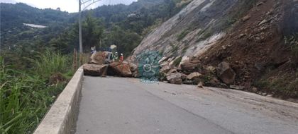 Imagen de  Cerrada la vía Santa Elena por caída de rocas