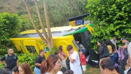 Imagen de  Nuevo accidente de un bus en Antioquia: el vehículo se volcó en Olaya y dejó varios pasajeros lesionados