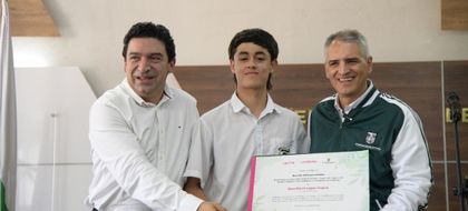 Imagen de  Gobernador de Antioquia entrega beca a Juan David López Trujillo, en El Carmen de Viboral