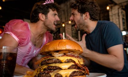¿Princeso o con límites? Un hombre llamó “bandida” a una mujer por pedir una hamburguesa triple en una primera cita y las redes estallaron