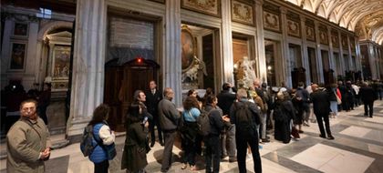 Imagen de  Unas 30.000 personas han pasado por Santa María la Mayor para ver la tumba de Francisco