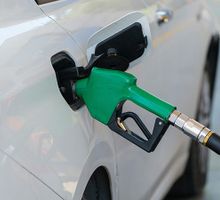 Gasolina bajará $500 más desde marzo y podría acumular reducción de $1.000 en 2026