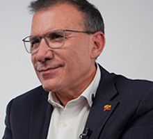 Roy dice que va por los votos del centro