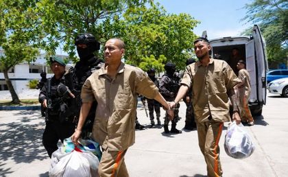 Imagen de  Estilo Bukele: rapados y esposados de pies y manos trasladaron a 20 presos de alto perfil desde Barranquilla