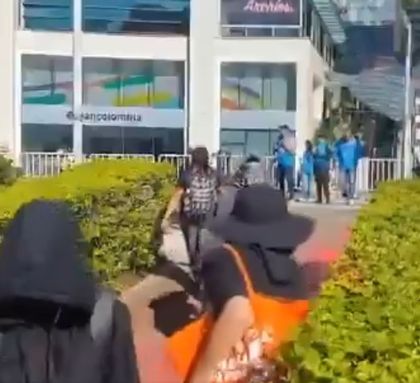 Imagen de  Durante manifestación pro-Palestina, encapuchados lanzaron pintura e intentaron entrar a la sede de la Andi en Medellín