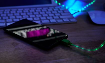 ¿Es peligroso cargar el celular mientras duermo? Conozca la respuesta