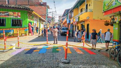 Imagen de Guatapé pinta sus calles de colores para resaltar a la población diversa