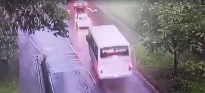 Imagen de En video: momento exacto del accidente de un bus que perdió el control y colisionó con 14 vehículos en Medellín