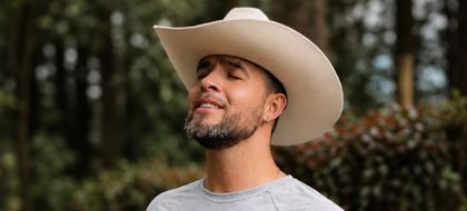 Imagen de  Artista cejeño John F presenta «Juntos pero lejos», su nuevo sencillo de música popular
