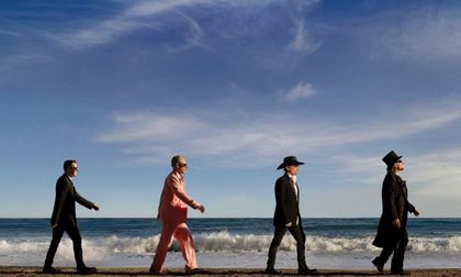 U2 rompe una espera de nueve años: anuncia Carnaval de Luz y estrena “Silencio”