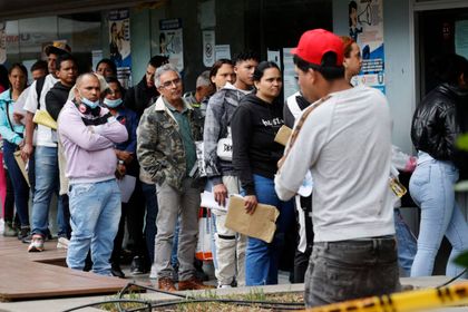 Imagen de  El riesgo de deportación apremia la carrera de los venezolanos por regularizarse en Colombia