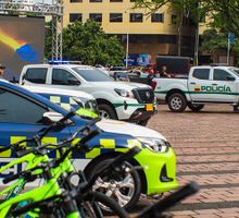 Alcaldía de Cali entrega 74 motocicletas y nueve camionetas a la Policía Metropolitana