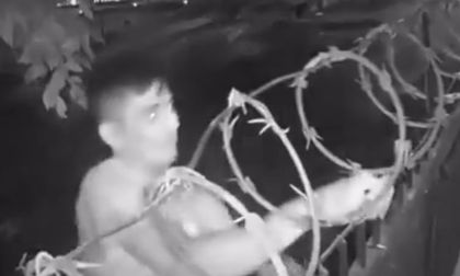 Video: hombre se robó una bicicleta de una casa; se saltó el alambre de púas para su cometido