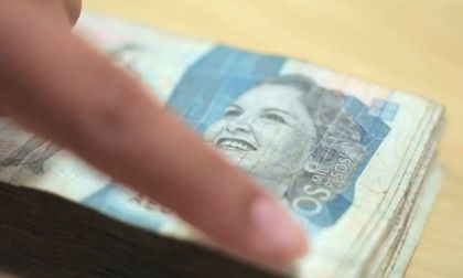 El dólar rompe los $3.900 y cierra en $3.891: peso colombiano se consolida
