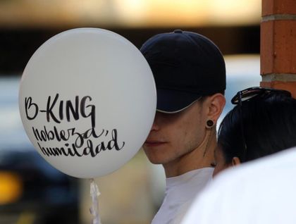 Imagen de  Despiden al cantante B-King, asesinado en México, en un funeral con globos y palomas blancas