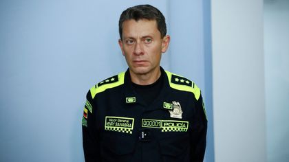 Imagen de  General Sanabria, señalado de comandar a la Policía con camándula en mano, sale del cargo