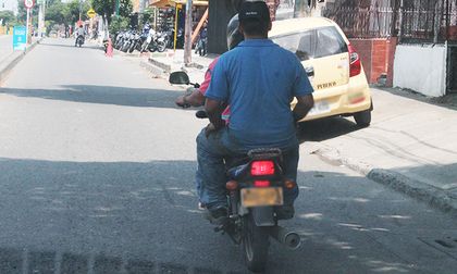 En Cali podrán transitar parrilleros hombres en moto