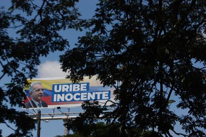 Imagen de Centenar de exministros y senadores envían carta de apoyo a Uribe antes del fallo judicial