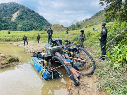 Imagen de  Autoridades destruyeron dragas empleadas para la minería ilegal en Santo Domingo, Antioquia