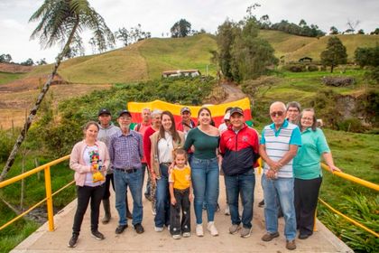 Imagen de  Ponen al servicio 950 metros de placa huella, puente, caseta comunal y parque infantil en La Ceja