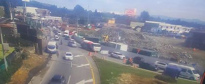 Imagen de Movilidad reducida en sector del Aeropuerto por manifestación de taxistas Raya Azul