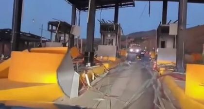 Imagen de  Ataque con explosivos destruye peaje un día después de la investidura de De la Espriella