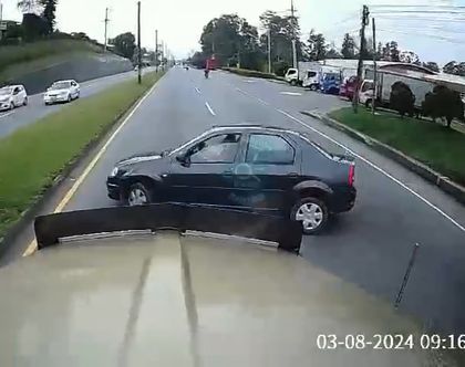 Imagen de En video: vehículo impacta con tractocamión después de esquivar un perro en la autopista Medellín – Bogotá
