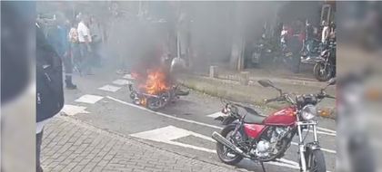 Imagen de Delincuentes que terminaron con su moto incendiada pretendían hurtar $15 millones
