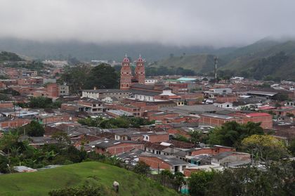Imagen de  Violencia en Amalfi: combates entre ilegales dejan más de 50 personas confinadas y una escuela tomada