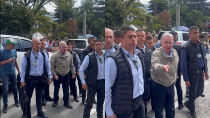 Imagen de Expresidente Uribe confrontó a jóvenes que protestaban por falsos positivos en Medellín