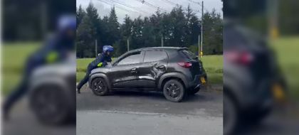 Imagen de  En video: conductor arrolló a un agente de tránsito que le impuso un comparendo en inmediaciones del aeropuerto