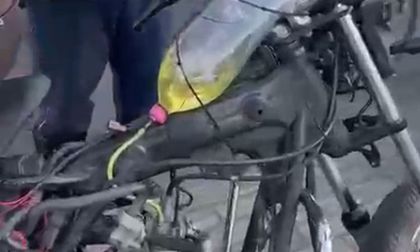 De no creer: así usaban una botella de plástico como tanque para una moto en Cali
