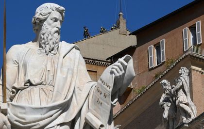 Imagen de Se instala la chimenea en la Capilla Sixtina para el cónclave