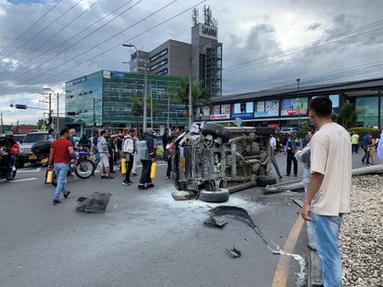 Imagen de Volcamiento de vehículo en zona urbana de Rionegro dejó herida a una adulta mayor