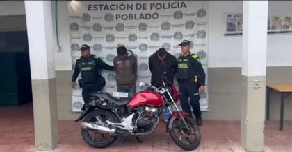 Imagen de En video: policías siguieron y lograron capturar a dos hombres que le robaron a un extranjero en Medellín