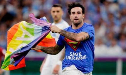 ¿Qué pasó con el hombre que ingresó al campo con bandera LGBT+ durante el partido de Uruguay vs Portugal?