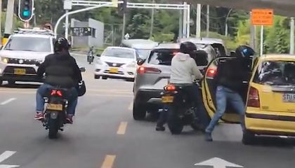 Imagen de En video: delincuentes en moto asaltaron a ocupantes de un taxi en el puente El Tesoro en Medellín