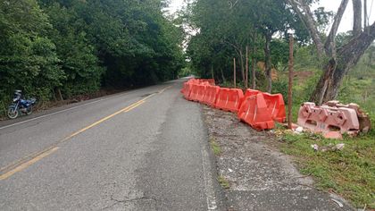 Imagen de  Transportadores y comerciantes recogen firmas para exigir arreglo urgente en la vía Caño Alegre-El Santuario