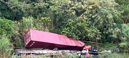 Imagen de  Camión rodó por un abismo en la Autopista: el conductor habría sufrido un microsueño y murió en el sitio