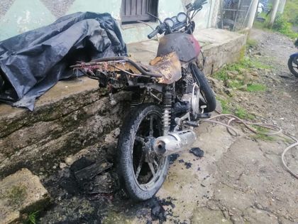 Imagen de  A educador y periodista de Argelia, vándalos le quemaron su moto