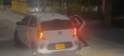 Imagen de  En video: delincuentes intimidaron con arma de fuego a un conductor y se robaron su vehículo