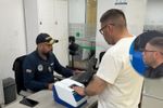 Imagen de Expulsan a extranjero que simulaba ser sacerdote y generaba caos en las vías